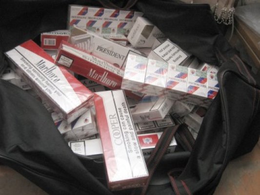 Peste 2.000 de pachete cu ţigari netimbrate, confiscate de poliţişti